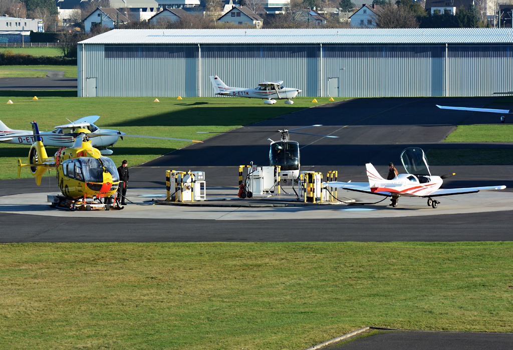 Betrieb an den Zapfsäulen der Flugplatztankstelle Bonn-Hangelar. Von li. nach rechts: EC 135P-2 (ADAC), Schweizer-Hu 269 CBi und JMB VL 3 - 27.11.2015