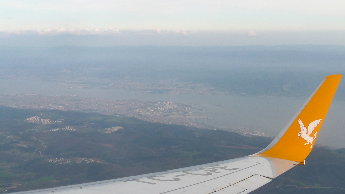 Blick auf die Tragfläche der Pegasus Airlines - TC-CPE - Boeing 737-82R auf dem Landeanflug zum Istanbul-Sabiha Gökçen Airport (SAW) am 30.3.2016 
Dahinter kann man den Ölhafen von Körfez erkennen.
