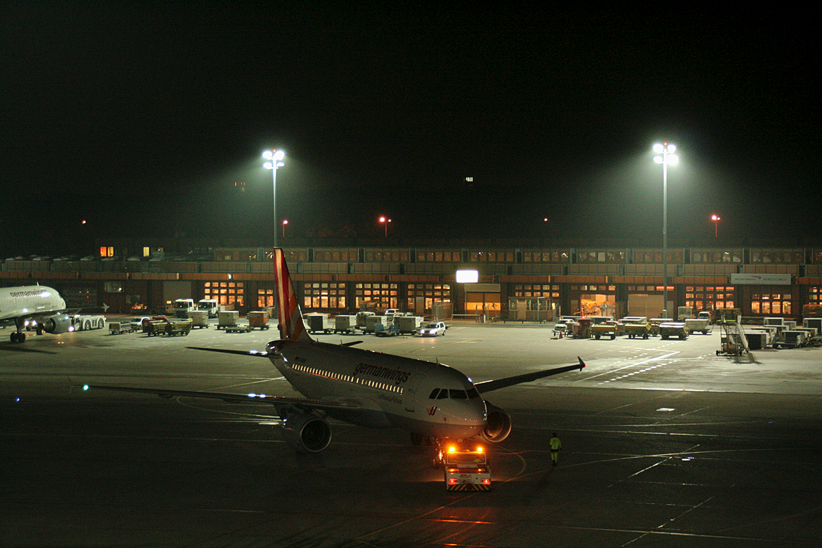 Blick von der Besucherterrasse des Flughafens Berlin-Tegel am Abend des 22.01.2015