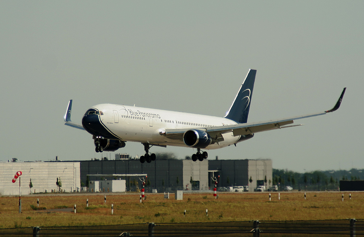 Blue Panorama B 767-324(ER) EI-CMD bei der Landung in Berlin-Schnefeld(BER) am 06.06.2015 (Uefa CL-Finale 2015)
