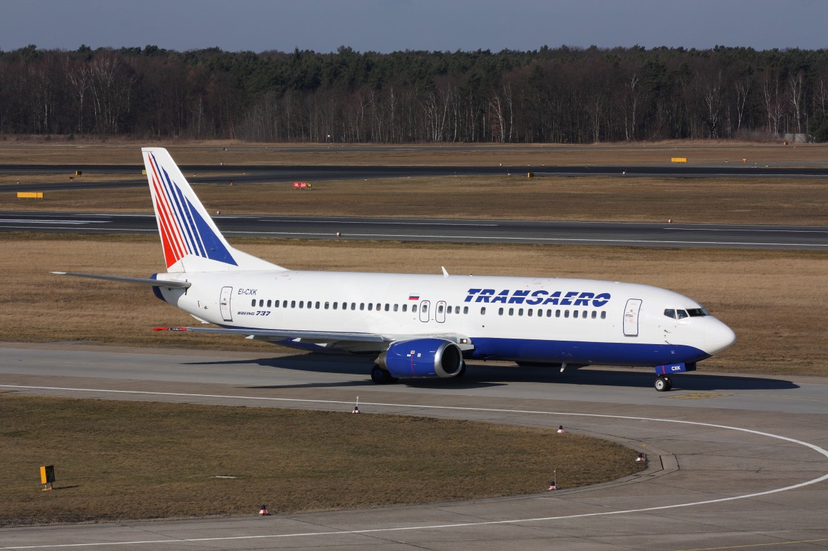 Boeing 737-400 der Transaero (EI-CXK) kurz nach der Landung in Berlin-Tegel. Fotografiert am 23.02.2014.