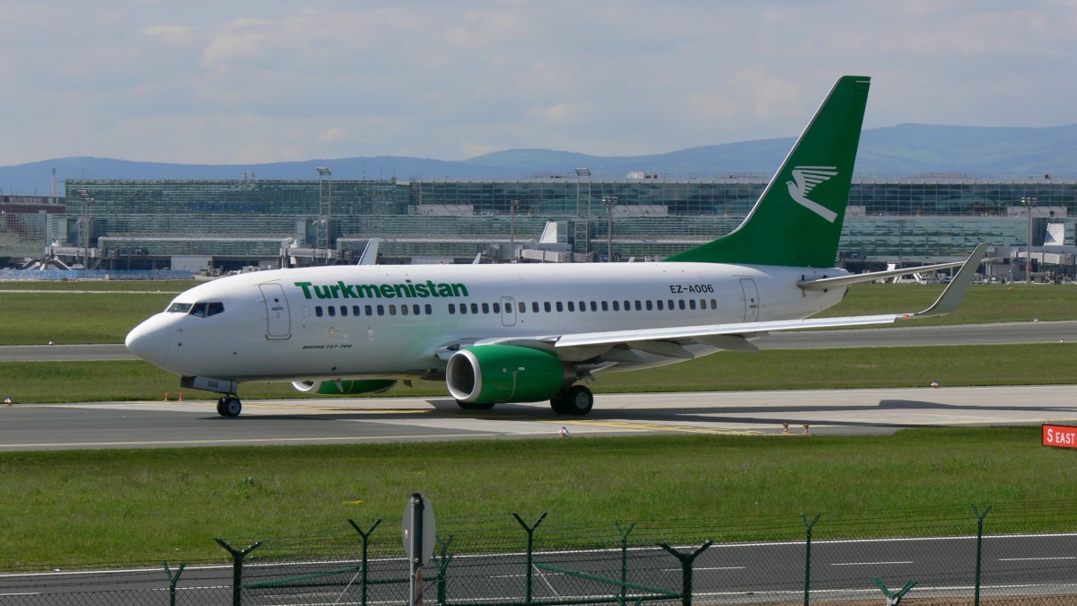 Boeing 737-700 mit der Kennung EZ-006 von Turkmenistan Airlines am 16.08.2013 in Frankfurt.