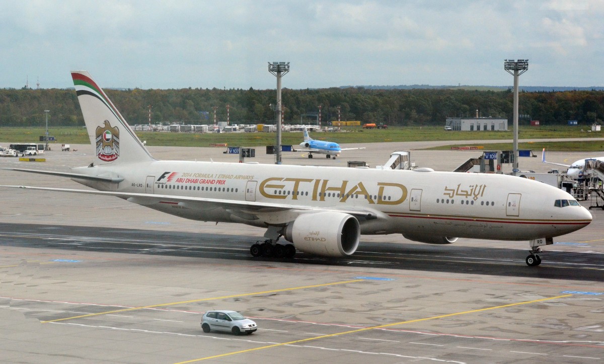 Boeing 777-237 (A6-LRD) von Etihad Airways ist gerade am 16.10.2014 in Frankfurt /Main  gelandet .