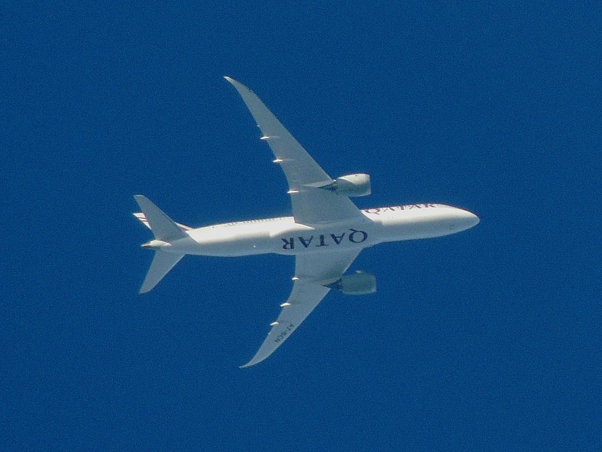 Boeing 787-MSN38332 A7-BCN, von Qatar Airways, im Luftraum über Ried i.I.; 141101
