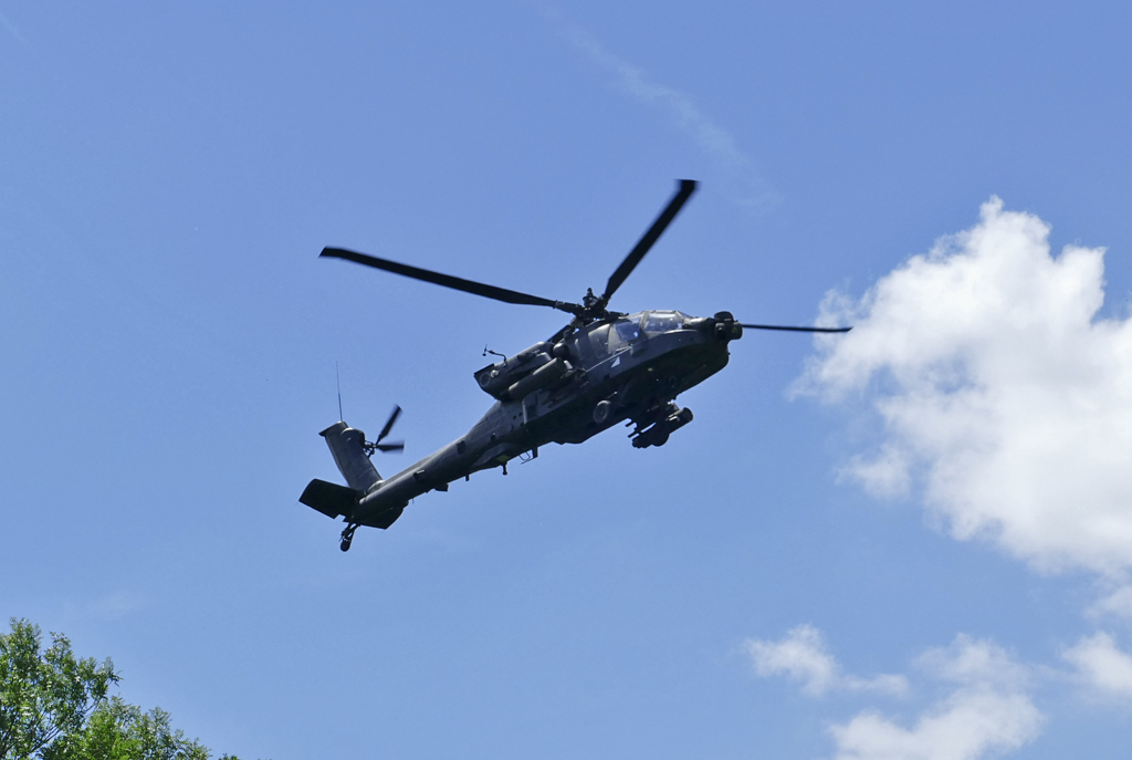 Boeing AH-64D Apache der US-Army, 25321 beim Tag der Bundeswehr in Hürth - 10.06.2017
Entwicklung: Entwickelt wurde die Apache von der Firma Hughes. Der erste  Jungfernflug   startete am 30.09.1975. Die ersten Baulose wurden bei Hughes gefertigt. 1984 kaufte MDD die Sparte  Apache  von Hughes. MDD wurde wiederum 1997 von Boing aufgekauft. Seitdem läuft sie unter der Bezeichnung Boeing AH-64D.