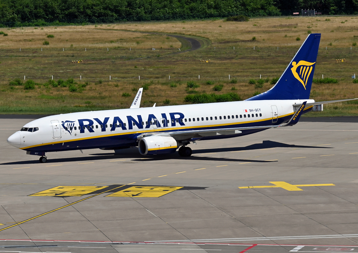 Boeing B 737-800 Ryanair, 9H-QCY, taxy in CGN - 07.08.2022