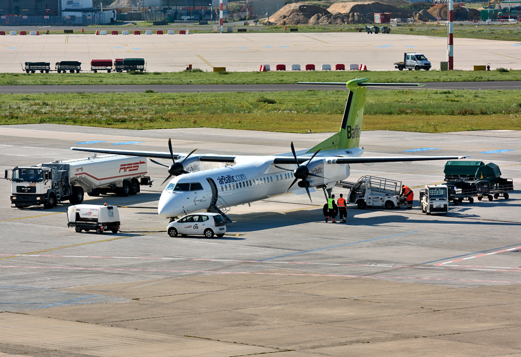 Bombardier - DHC-8-402 Q 400, VL-BAI, Air Baltic bei der Vorfeldabfertigung in DUS - 01.10.2015