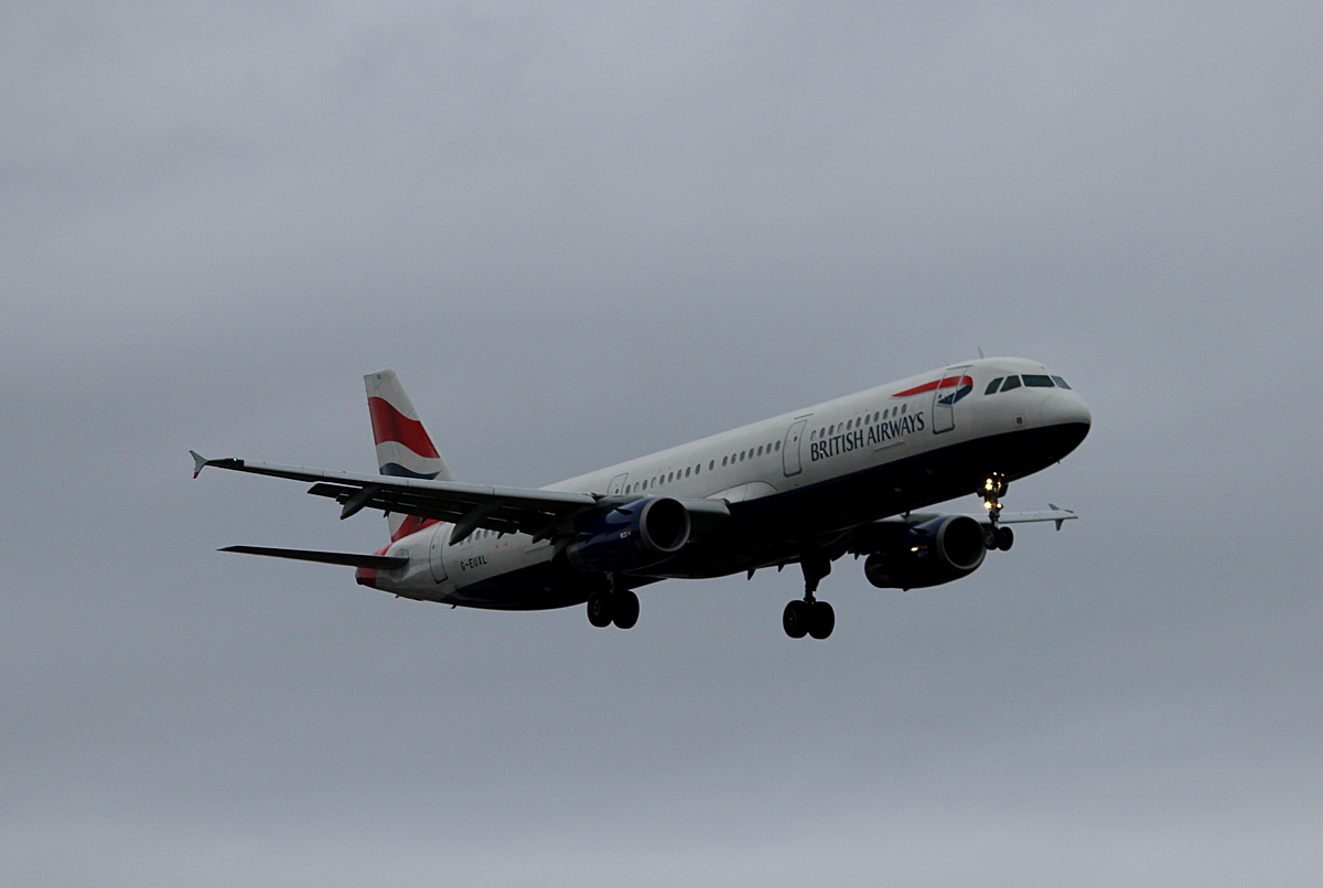 British Airways A 321-231 G-EUXL bei der Landung in Berlin-Tegel am 29.11.2015
