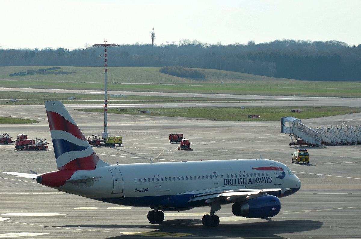 British Airways Airbus A319 G-EUOB aufgenommen am 07.04.18 am Airport Hamburg Helmut Schmidt.