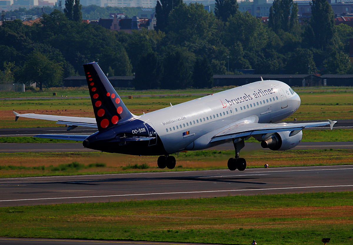 Brussels Airlines A 319-112 OO-SSE beim Start in Berlin-Tegel am 11.07.2014