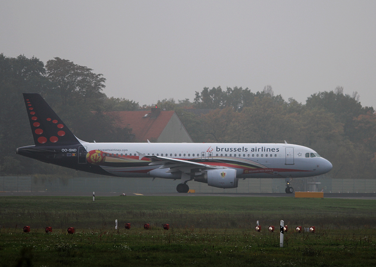 Brussels Airlines A 320-214 OO-SND kurz vor dem Start in Berlin-Tegel an einem sehr nebligen 18.10.2014