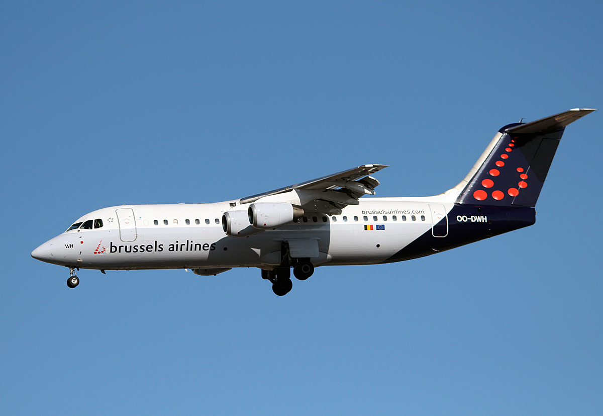 Brussels Airlines RJ100 OO-DWH bei der Landung in Berlin-Tegel am 22.02.2014