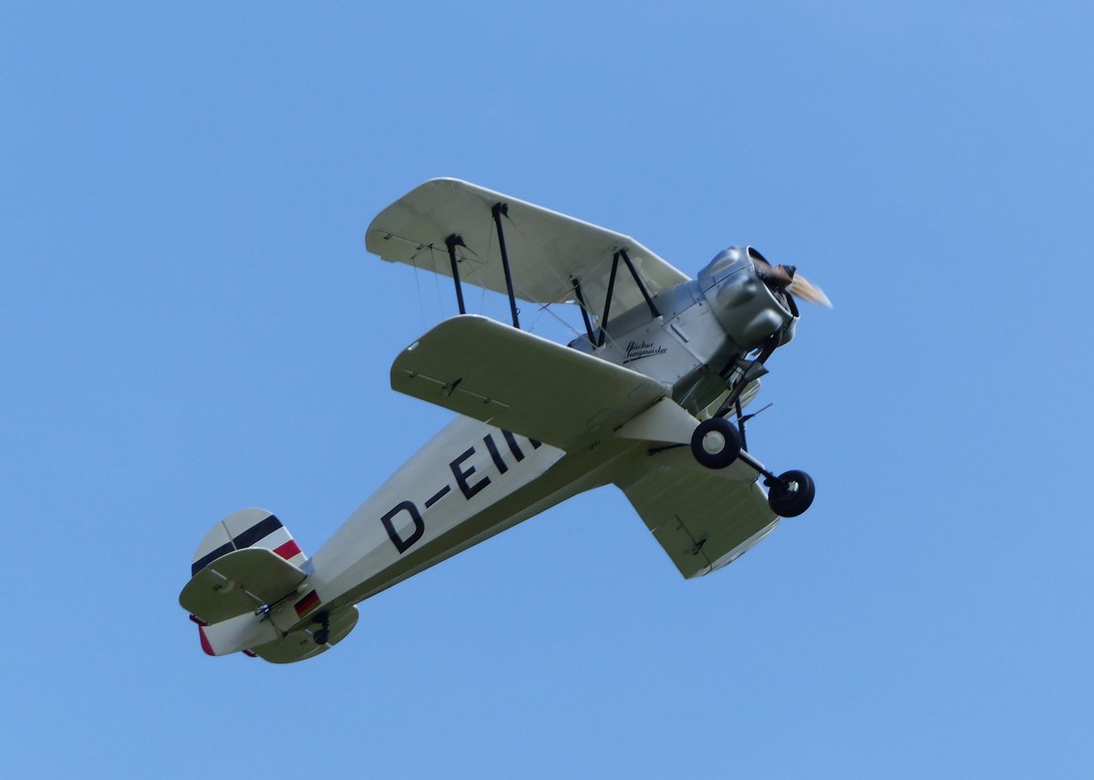 Bücker Bü 133 Jungmeister, D-EIII ist gestartet zum Wettbewerb der Vintage Aerobatic World Championship  in Gera (EDAJ) am 17.8.2019