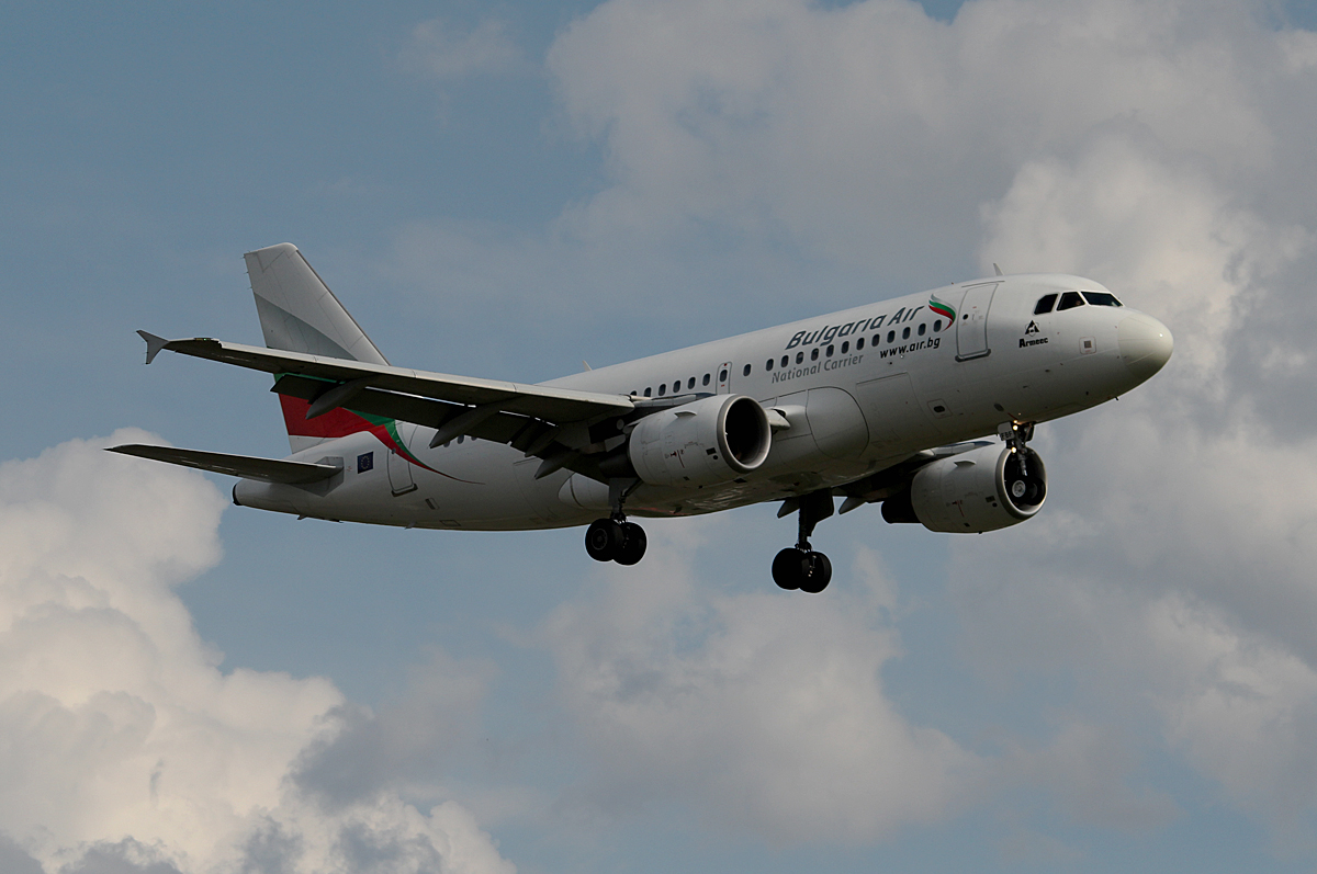 Bulgaria Air A 319-111 LZ-LBF bei der Landung in Berlin-Tegel am 09.05.2014