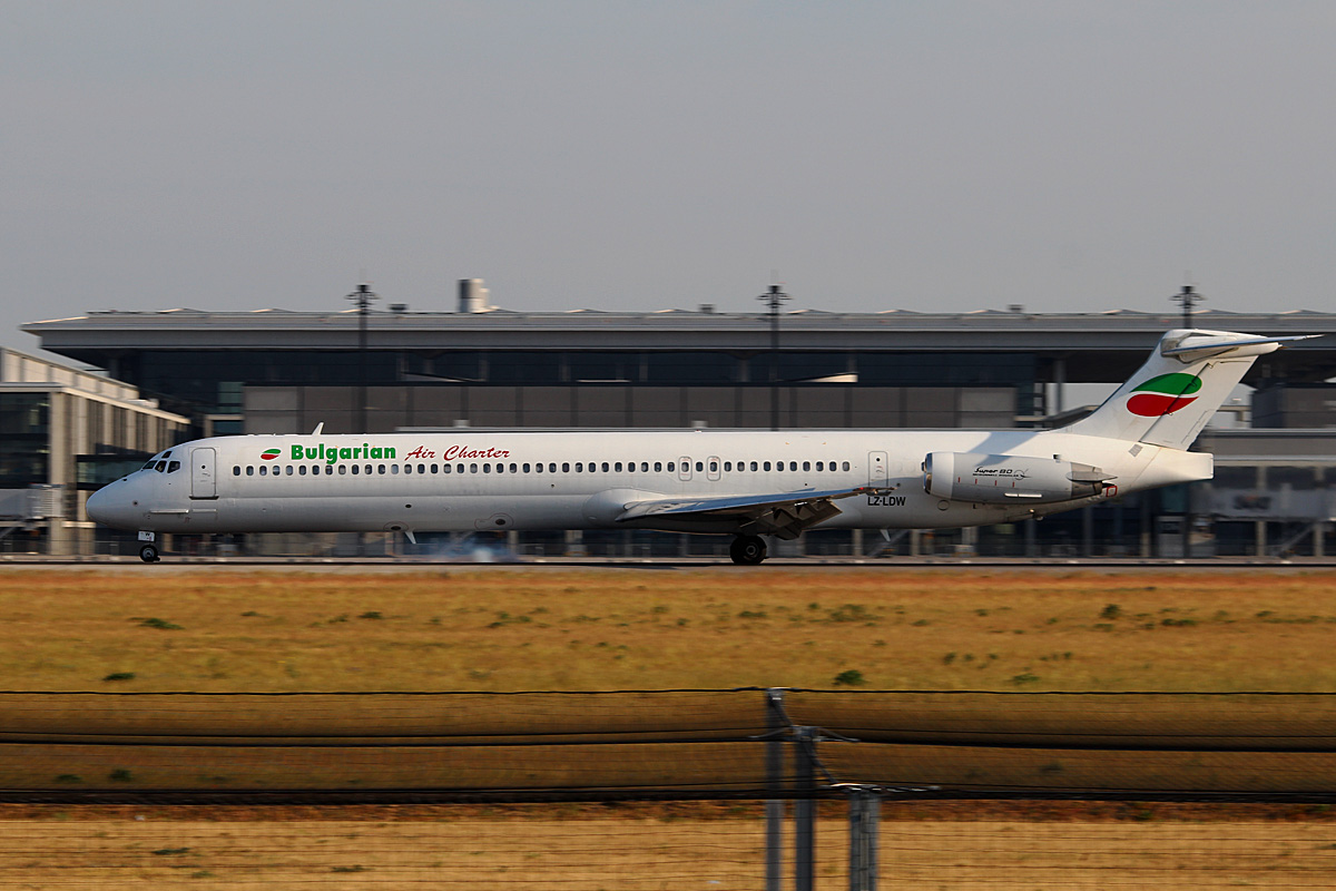Bulgarian Air Charter MD-82 LZ-LDW bei der Landung in Berlin-Schnefeld(BER) am 06.06.2015