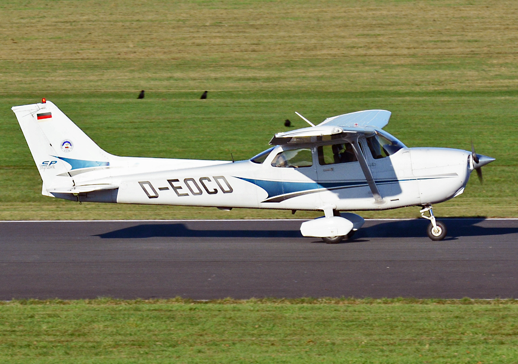 C 172 S SkyHawk D-EOCD auf der Landebahn in EDKB - 27.11.2015