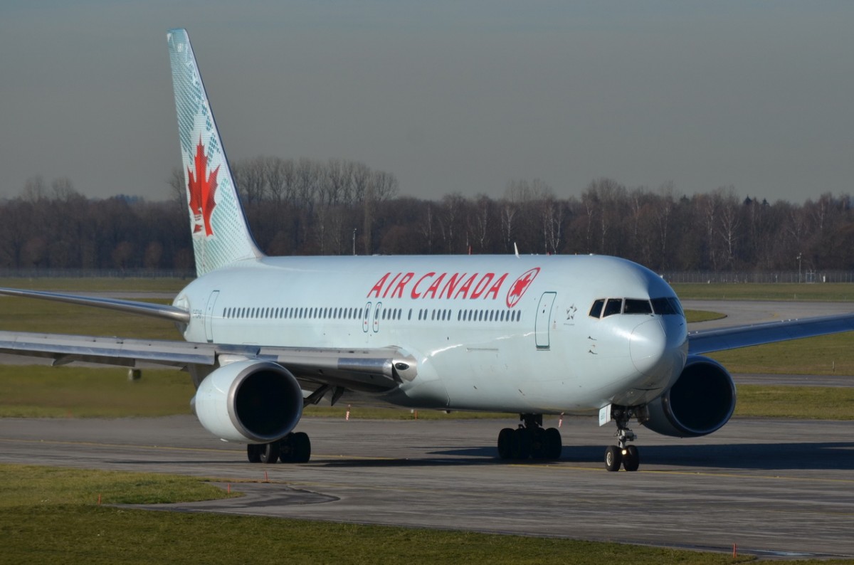 C-FCAB Air Canada Boeing 767-375(ER)   am 07.12.2015 in München zum Start