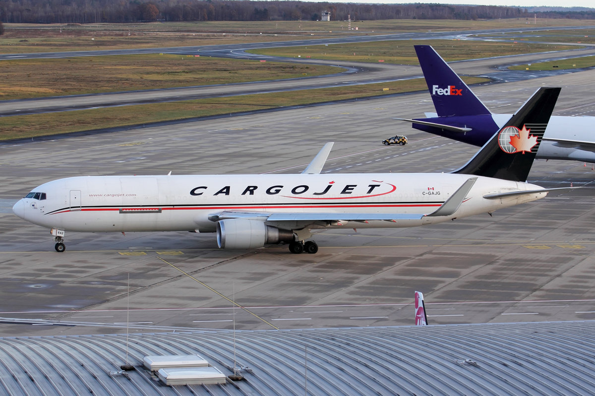 Cargojet Airways Boeing 767-323ER(BDSF) C-GAJG rollt zum Start in Köln 13.12.2020