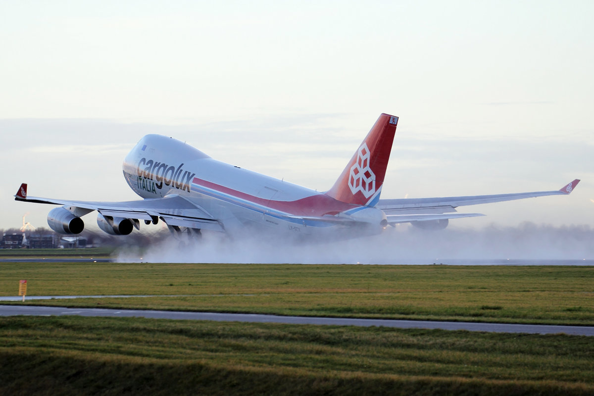Cargolux Italia Boeing 747-4R7F LX-SCV beim Start in Amsterdam 3.1.2019