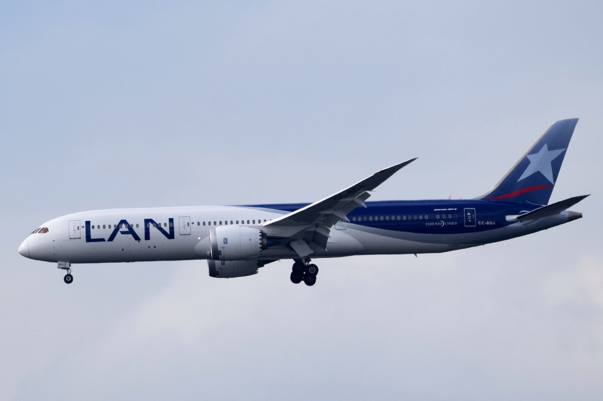 CC-BGJ LAN Airlines Boeing 787-9 Dreamliner  in Frankfurt beim Landeanflug am 06.08.2016