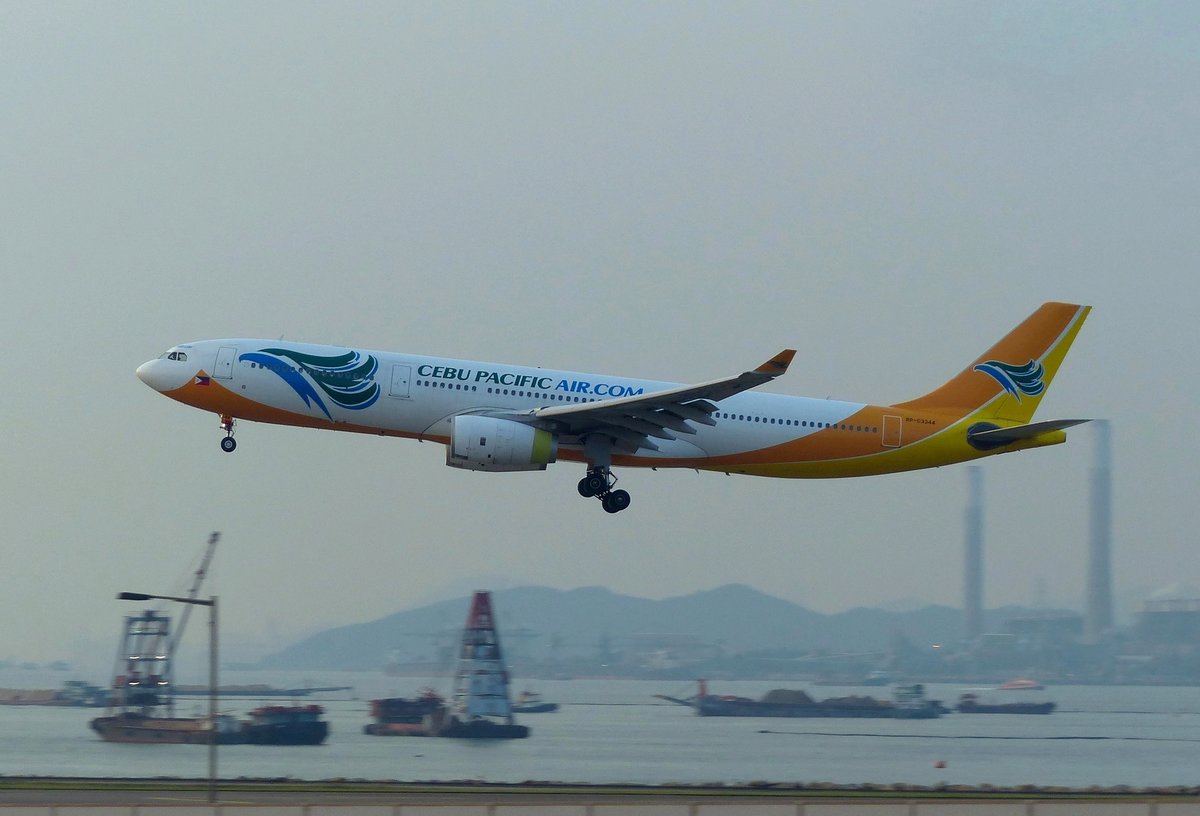 Cebu Pacifik Airlines, Airbus A 330-343, RP-C3344 bei der Landung in Hong Kong (HKG) am 15.9.2019