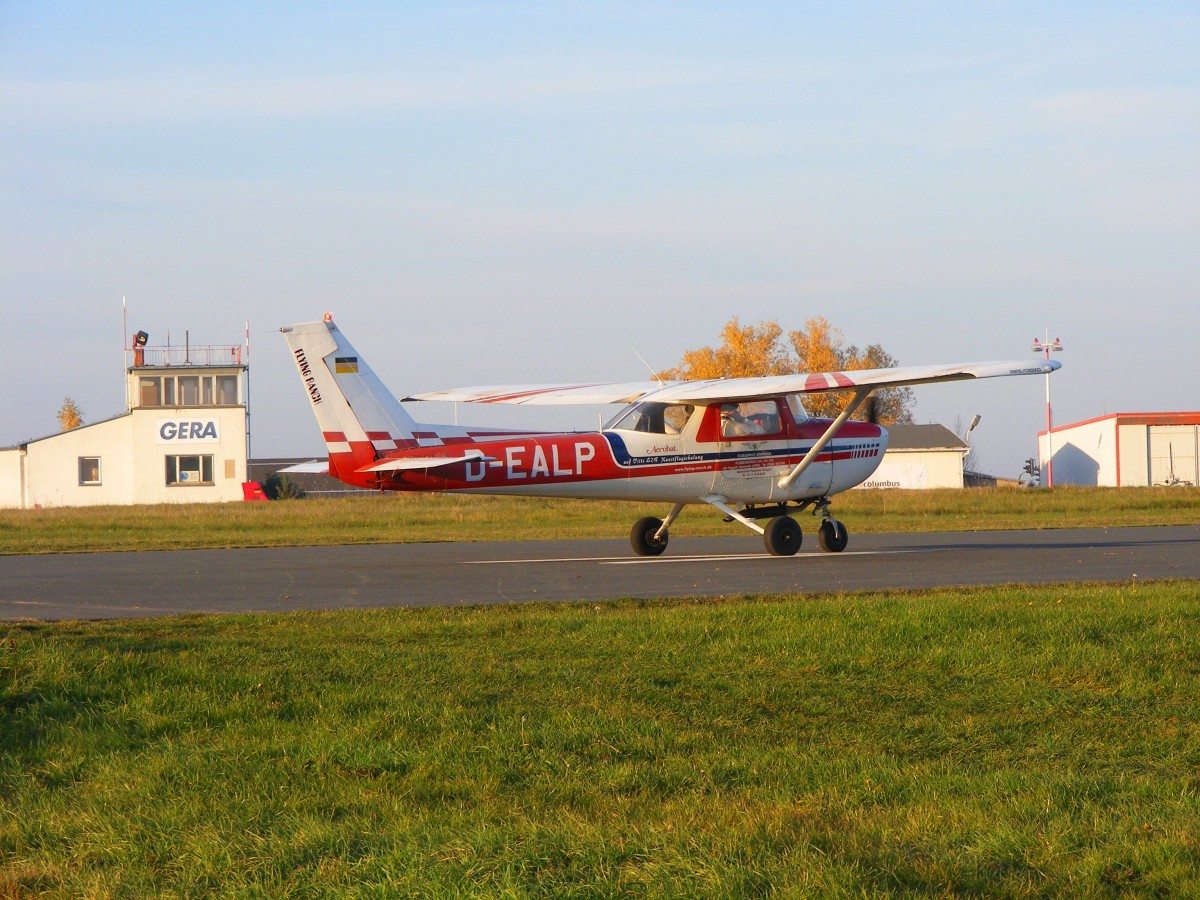 Cessna 150, D-EALP abflugbereit Piste 06 in Gera (EDAJ), am 31.10.2015