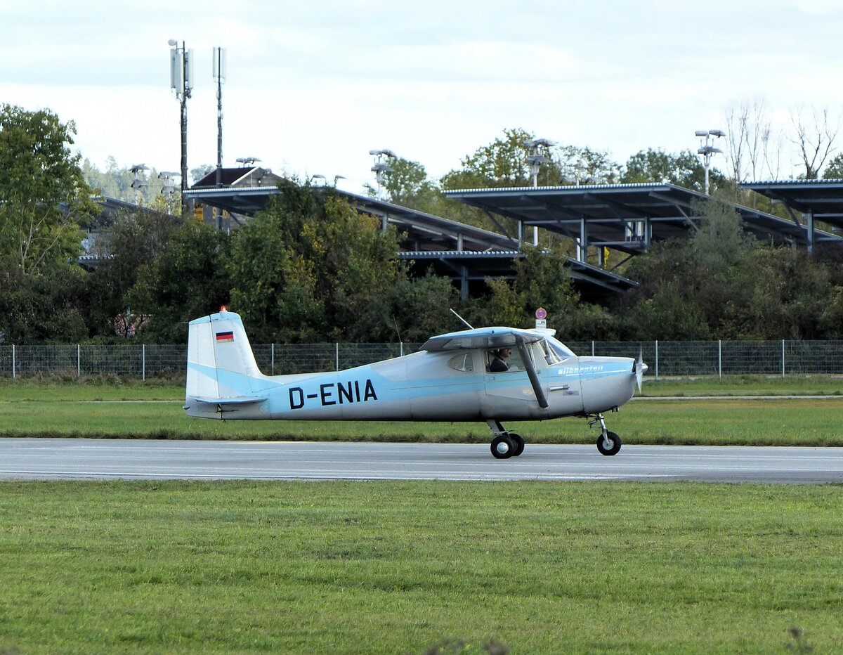 Cessna 150, D-ENIA auf dem Weg zum Start in Landshut (EDML) am 22.10.2023