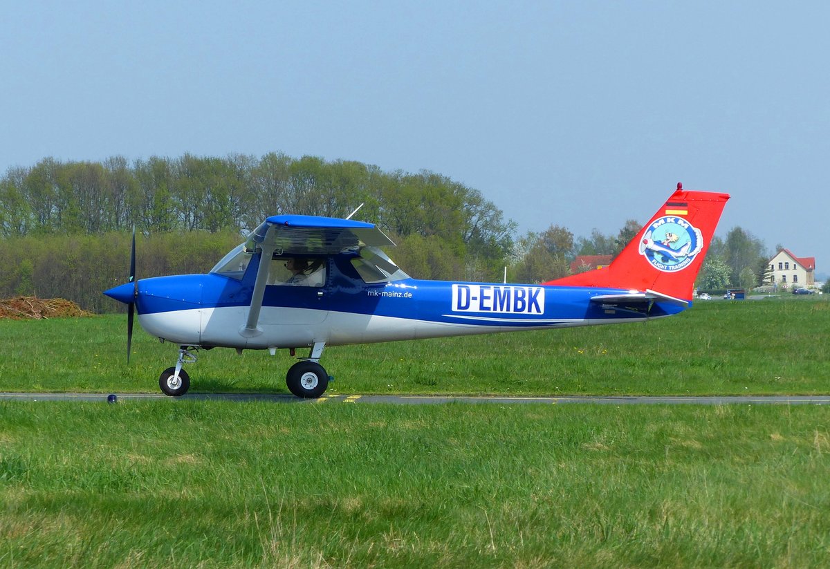 Cessna 150M Aerobat, D-EMBK auf dem Weg zur Parkposition in Gera (EDAJ) am 21.4.2018