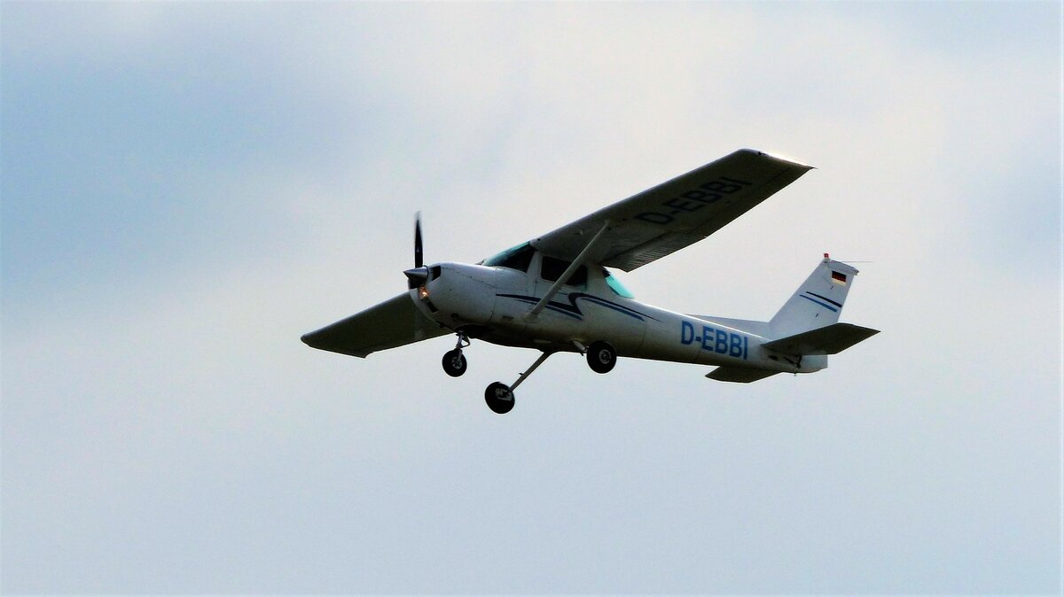 Cessna 152 D-EBBI gestartet in Landshut (EDML)
