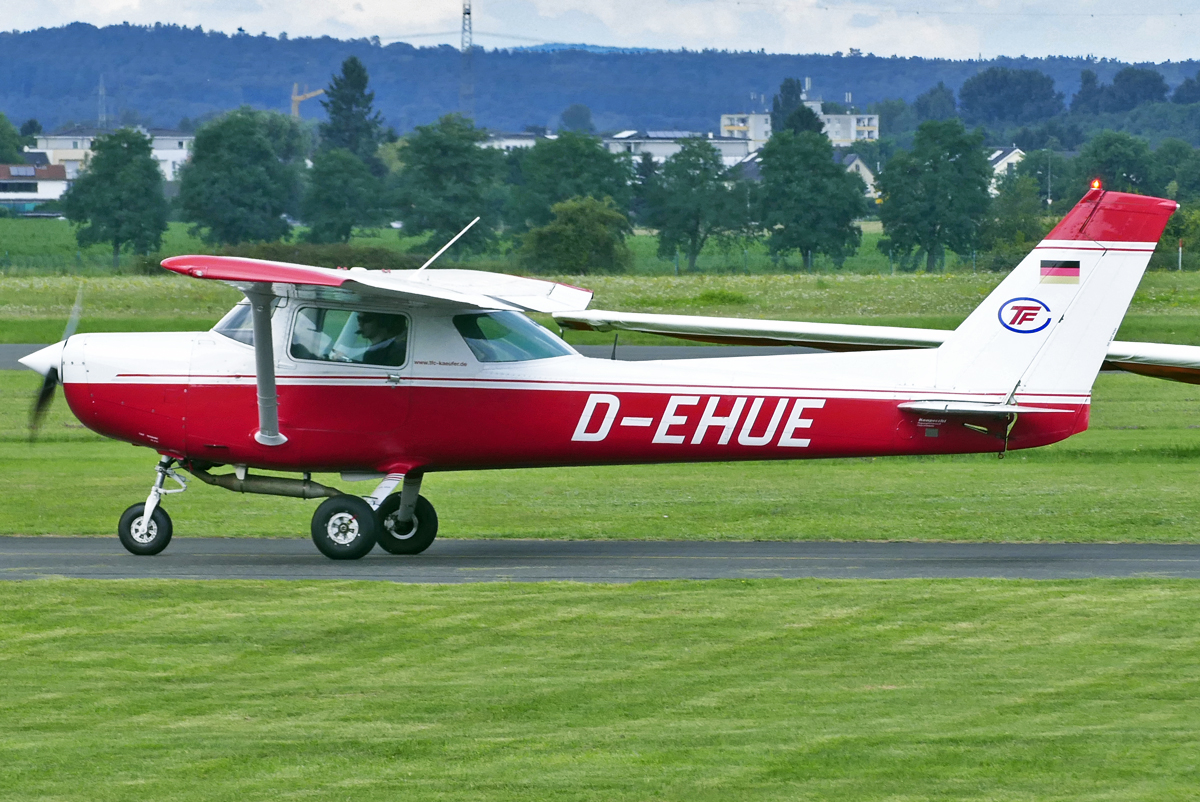 Cessna 152, D-EHUE auf dem Rollweg in EDKB - 14.08.2017