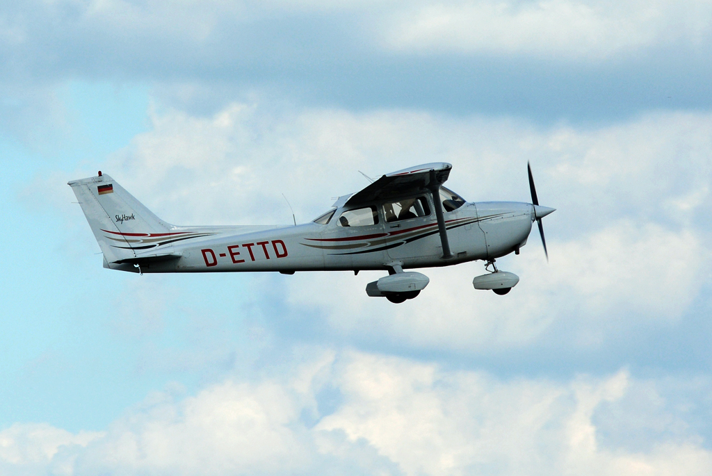 Cessna 172 R Skyhawk D-ETTD beim Start von Bonn-Hangelar - 14.10.2014