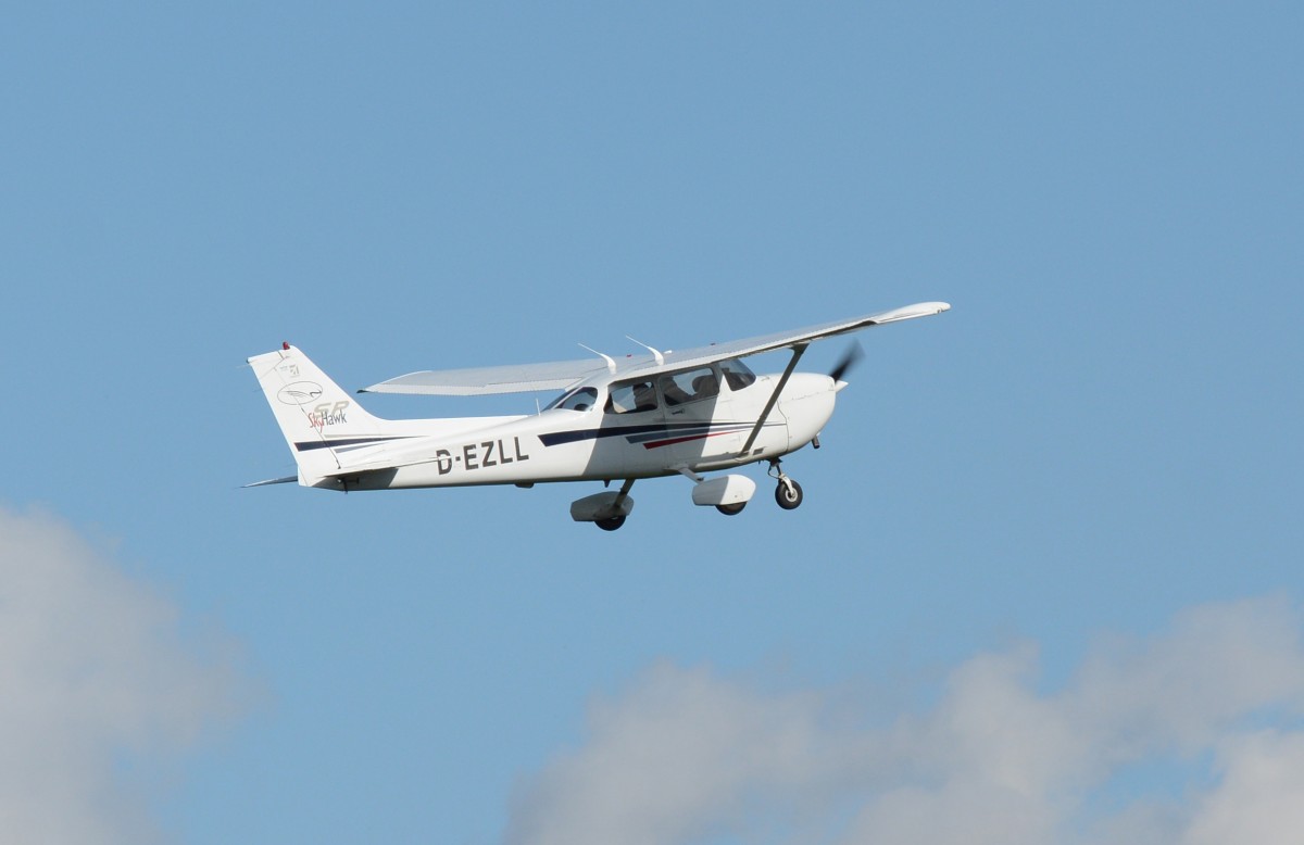 Cessna 172 S vom Luftsportverein Bad-Neuenahr - Ahrweiler, D-EZLL beim takeoff at EDKB - 14.10.2014