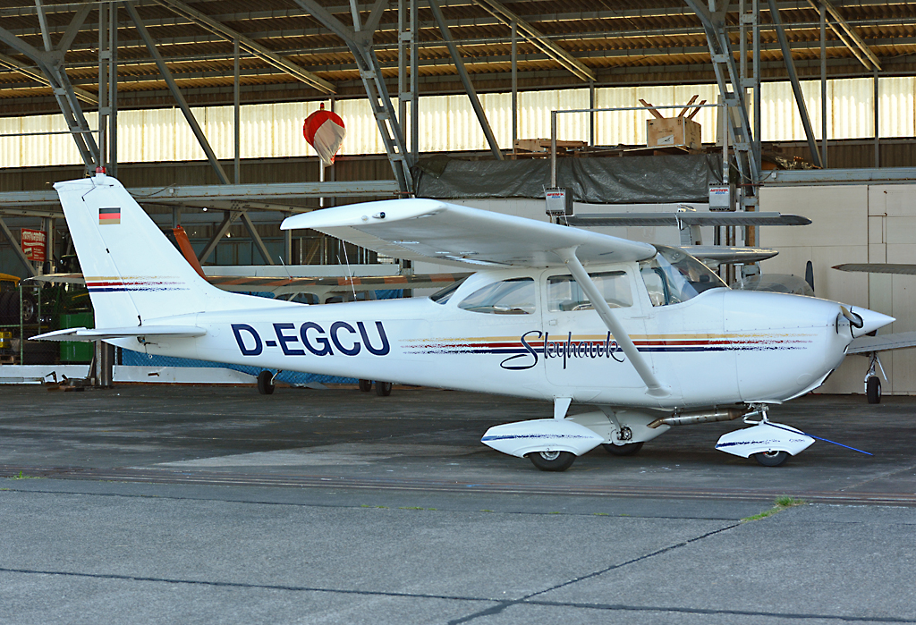 Cessna 172 Skyhawk D-EGCU vor einer Halle in Hangelar - 15.06.2014