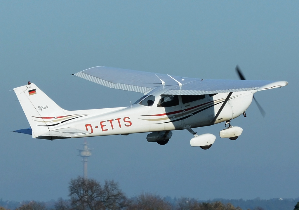 Cessna 172 SkyHawk, D-ETTS beim Start von EDKB - 27.11.2015