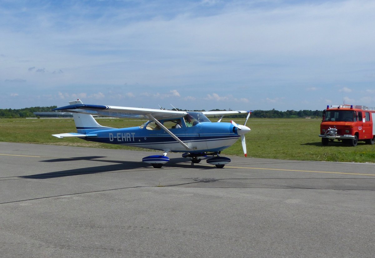 Cessna 172H Skyhawk, D-EHRT auf dem Taxiway in Oberschleissheim (EDNX) am 28.7.2018