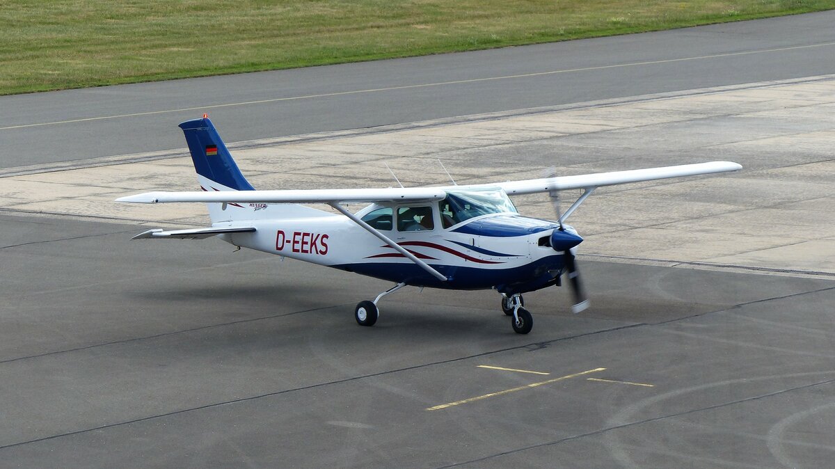 Cessna 172N Skyhawk, D-EEKS auf dem Vorfeld in Gera (EDAJ) am 3.7.2022