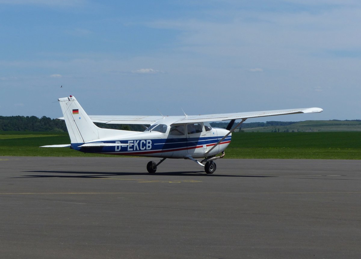 Cessna 172N Skyhawk, D-EKCB auf dem Weg zum Start in Gera (EDAJ) am 20.5.2018