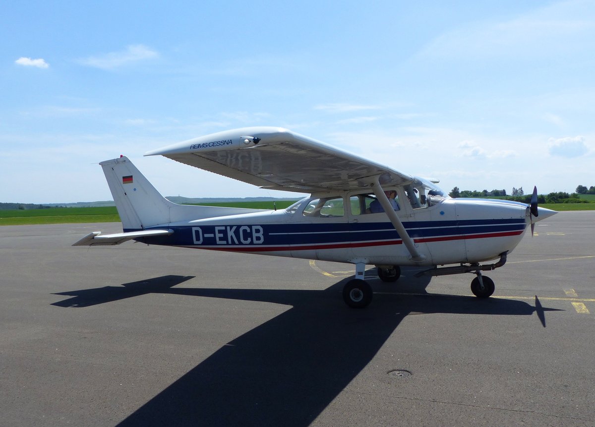 Cessna 172n Skyhawk, D-EKCB vor dem Tower in Gera (EDAJ) am 20.5.2018