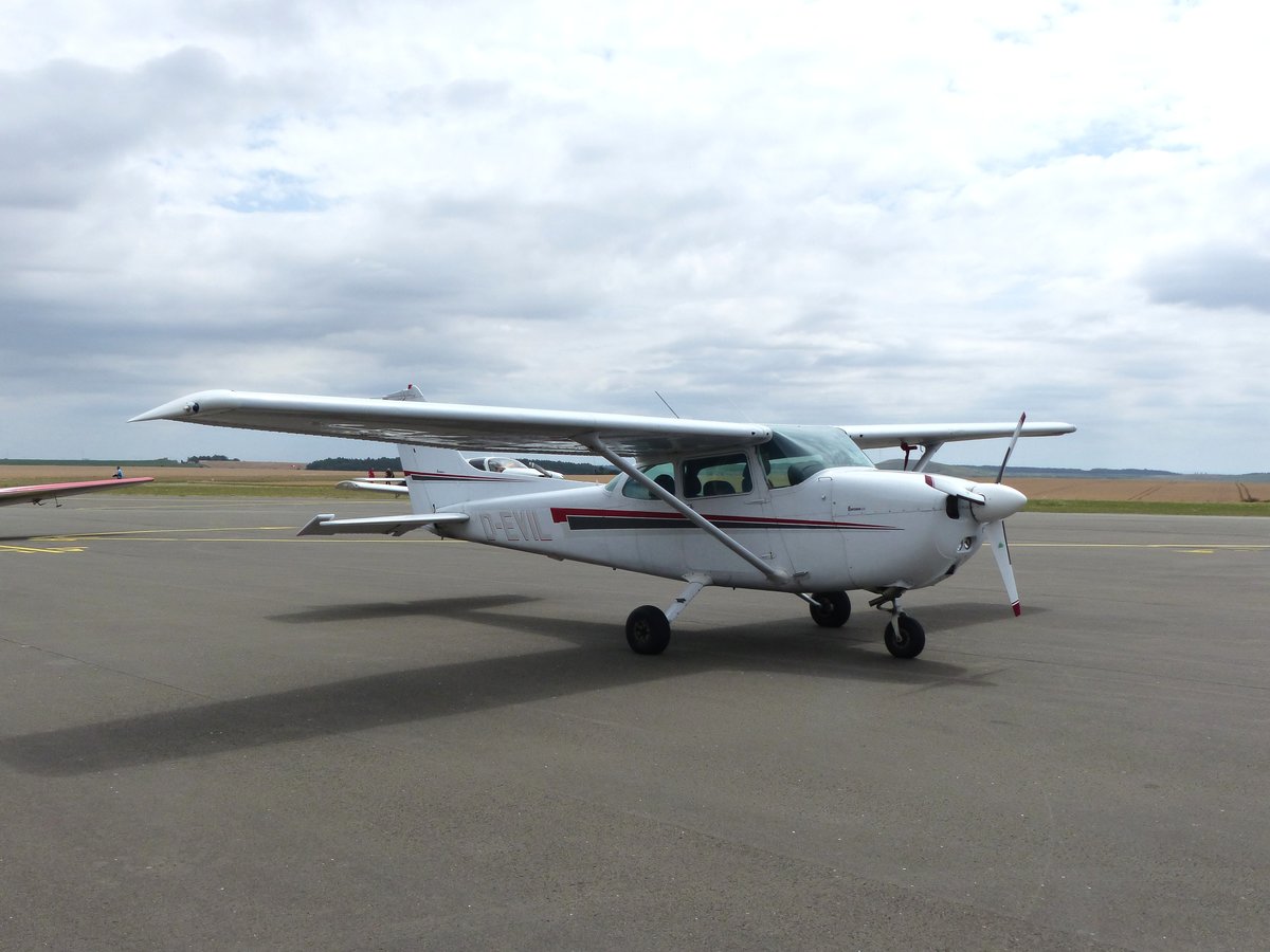 Cessna 172N Skyhawk, D-EVIL, Flugplatz Gera (EDAJ) am 8.7.2018