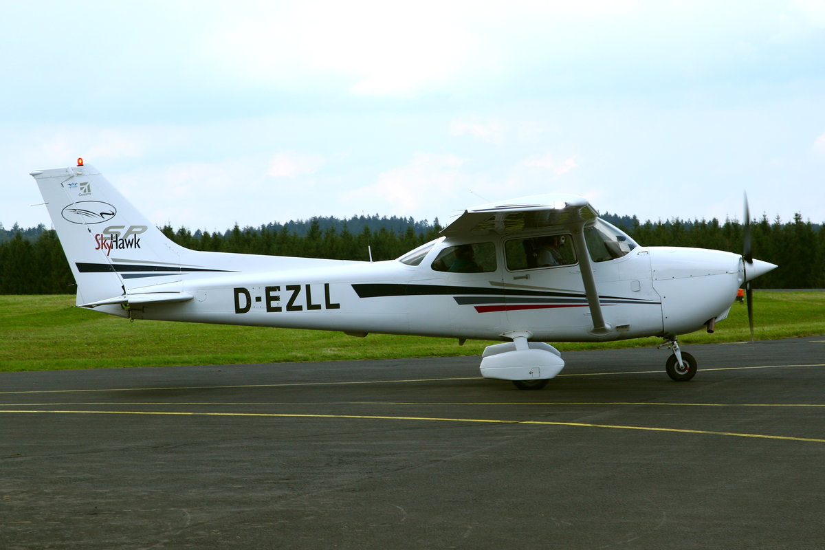 Cessna 172S Skyhawk SP II, D-EZLL, vom Luftsportverein Bad Neuenahr-Ahrweiler e.V. Gesehen auf der  Dahlemer Binz (EDKV) am 03.09.2017.