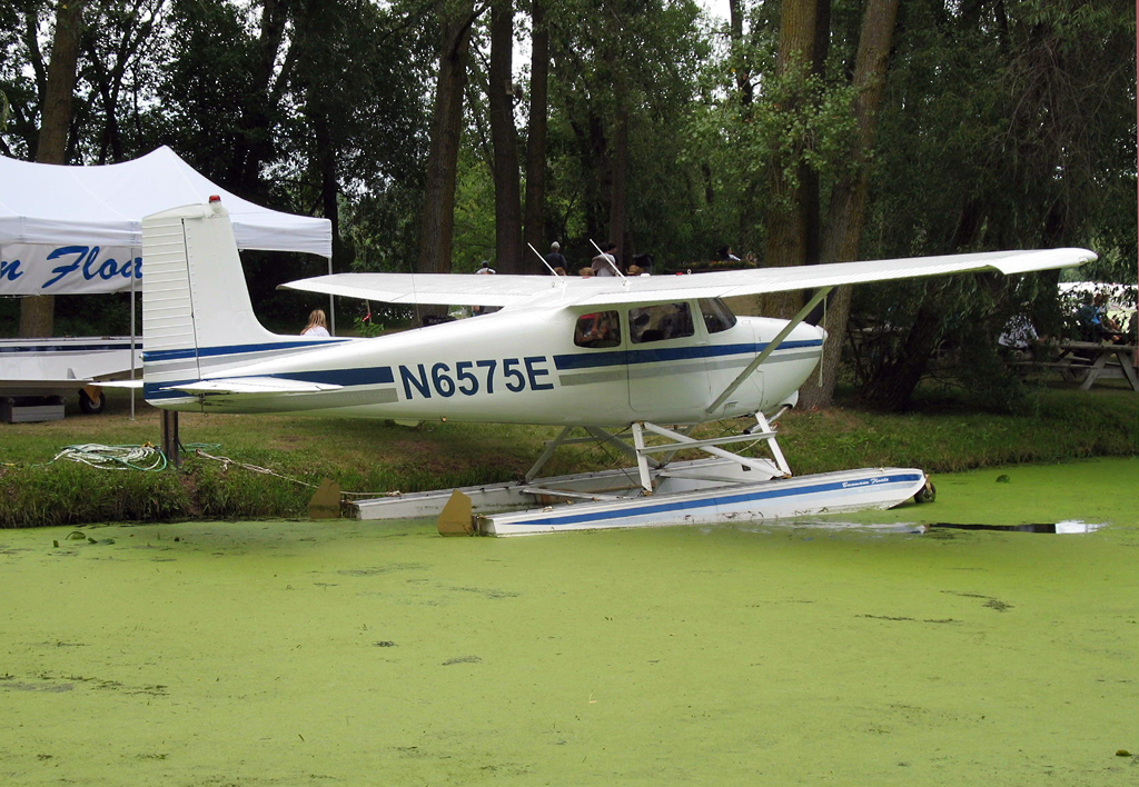 Cessna 175 Skylark mit Schwimmern in Oshkosh 27.07.2006
