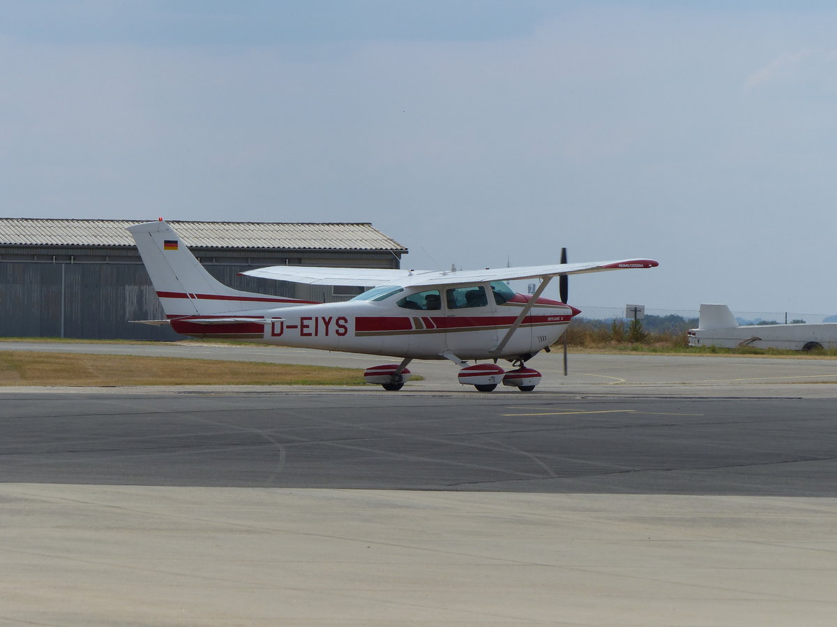 Cessna 182 Skylane II, D-EIYS auf dem Weg zum Start in Gera (EDAJ) am 21.7.2020
