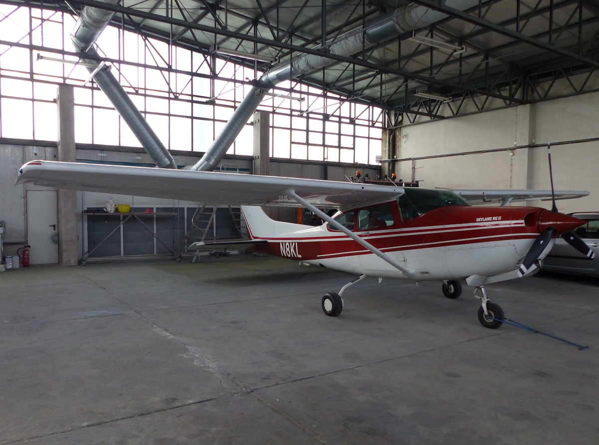 Cessna 182 Skylane RG II, N8KL in der Halle in Gera (EDAJ) am 25.5.2019