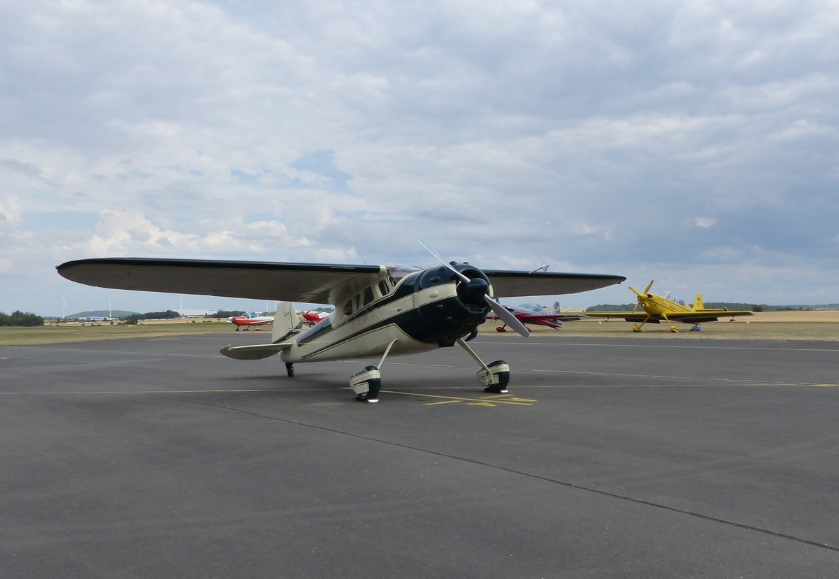 Cessna 195, N3010B auf dem Vorfeld in Gera (EDAJ) am 25.7.2020