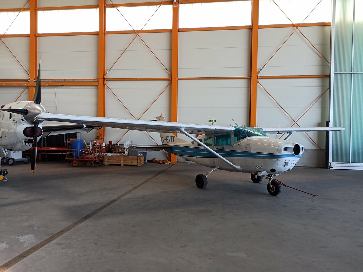 Cessna 206F Statonair, D-EVIT ohne Motor im Hangar in Hof (EDQM) am 17.7.2022