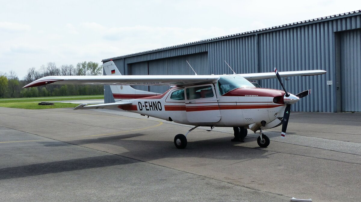 Cessna 210 N Centurion II, D-EHNO auf dem Flugplatz Landshut (EDML)