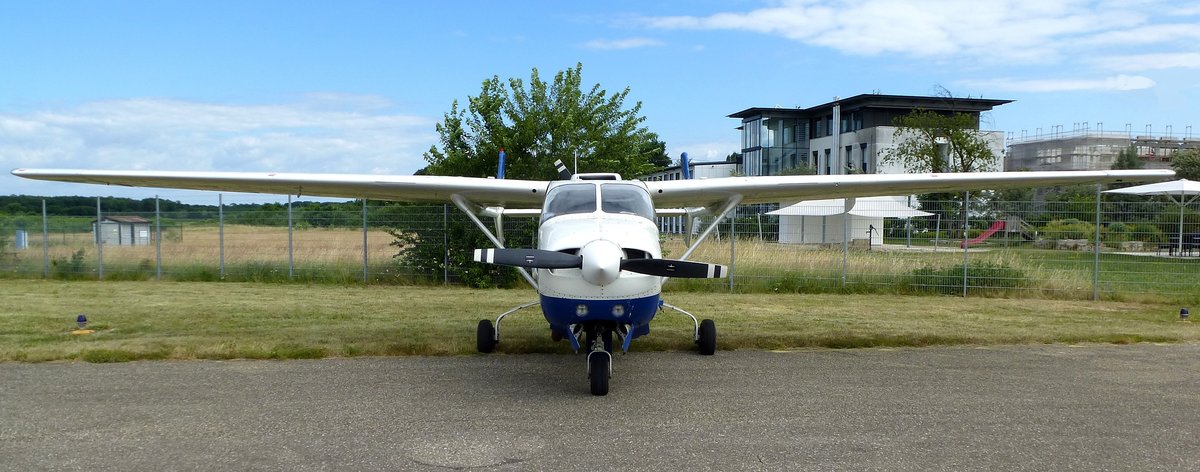 Cessna 337 Skymaster, NI8JL, Frontansicht, wurde in viele Lnder exportiert und auch militrisch genutzt, Juni 2017