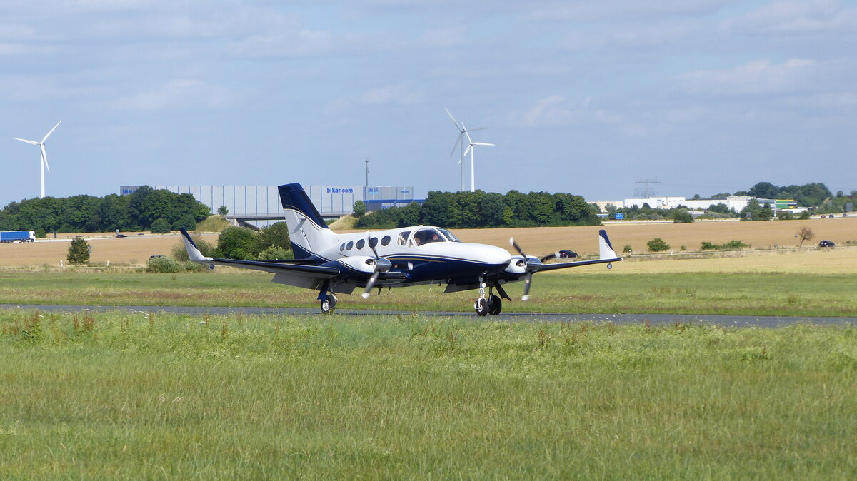 Cessna 414A Kanzler, N49BA bei der Landung in Gera am 8.7.2022