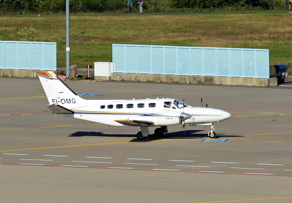 Cessna 441 Conquest, EI-EFF, taxy at CGN - 19.10.2014