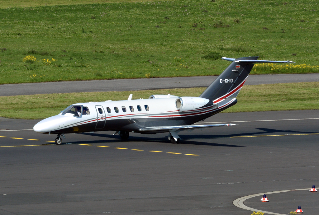 Cessna 525 B Citation, D-CHIO, taxy in DUS - 01.10.2015